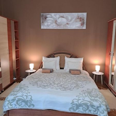 Szell 3 Apartman Apartment โซมบ็อตเฮย์ ภายนอก รูปภาพ