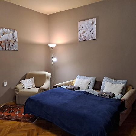 Szell 3 Apartman Apartment โซมบ็อตเฮย์ ภายนอก รูปภาพ