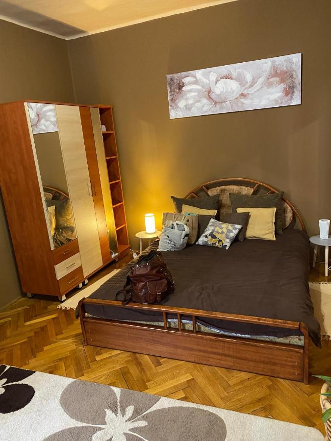 Szell 3 Apartman Apartment โซมบ็อตเฮย์ ภายนอก รูปภาพ