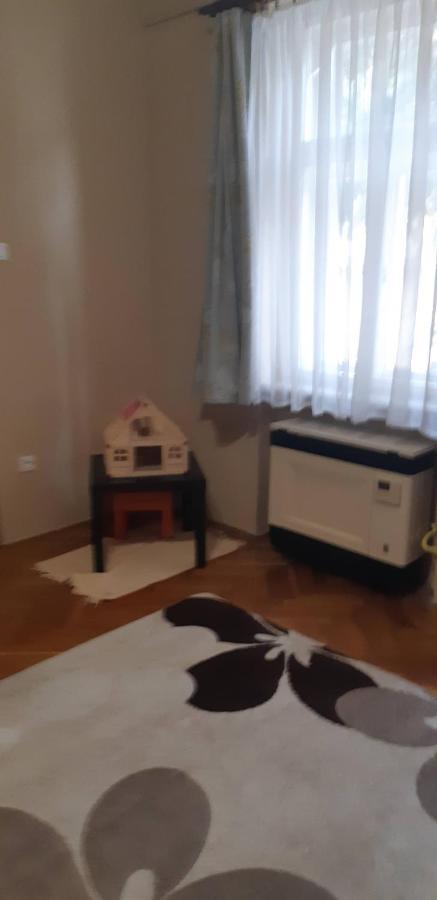 Szell 3 Apartman Apartment โซมบ็อตเฮย์ ภายนอก รูปภาพ