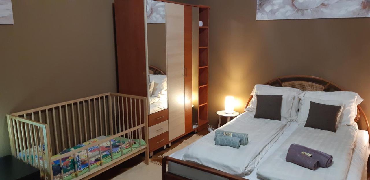 Szell 3 Apartman Apartment โซมบ็อตเฮย์ ภายนอก รูปภาพ