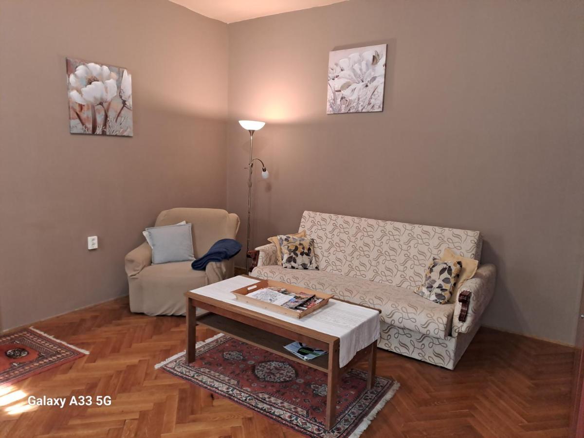 Szell 3 Apartman Apartment โซมบ็อตเฮย์ ภายนอก รูปภาพ