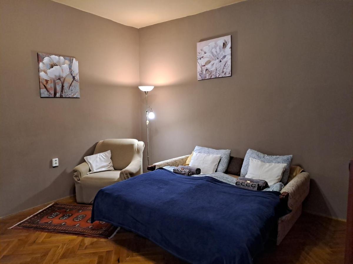 Szell 3 Apartman Apartment โซมบ็อตเฮย์ ภายนอก รูปภาพ